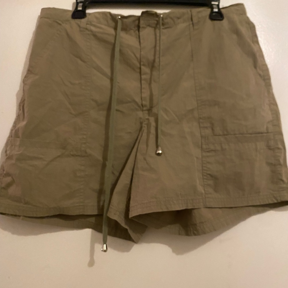 Gloria Vanderbilt.  Shorts. Size 14